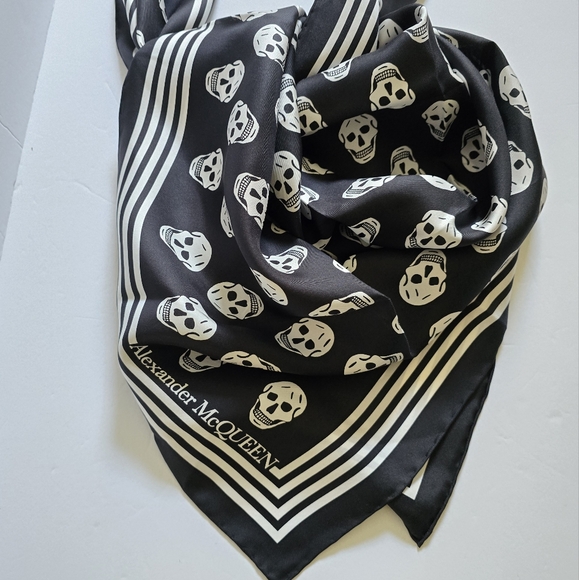 Alexander McQueen Skull Silk Scarf Black - Picture 6 of 6